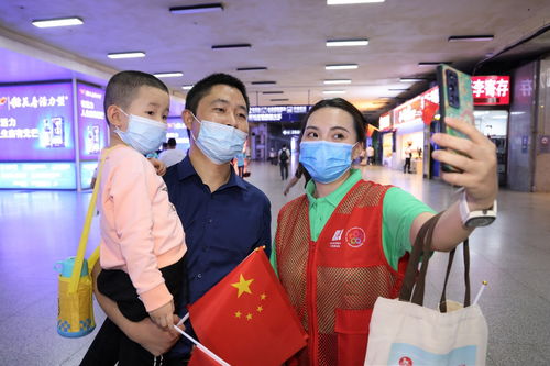 一到武汉就收到红旗和热干面,文旅志愿者给外地游客送出文旅大礼包